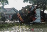 Petugas kepolisian mengamankan lokasi kecelakaan truk di Gekbrong, Kabupaten Cianjur, Jawa Barat, Jumat (12/7/2024). Kecelakaan truk yang diduga mengalami rem blong tersebut menyebabkan satu orang meninggal dunia dan dua orang luka ringan. ANTARA FOTO/Henry Purba/agr