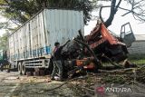 Warga membantu evakuasi kecelakaan truk di Gekbrong, Kabupaten Cianjur, Jawa Barat, Jumat (12/7/2024). Kecelakaan truk yang diduga mengalami rem blong tersebut menyebabkan satu orang meninggal dunia dan dua orang luka ringan. ANTARA FOTO/Henry Purba/agr