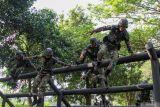 Prajurit Korps Marinir melewati rintangan tanjakan balok kayu saat ajang ketangkasan halang rintang di Lapangan HR Kesatrian Marinir R Suhadi Gedangan, Sidoarjo, Jawa Timur, Jumat (12/7/2024). Lomba ketangkasan halang rintang tersebut merupakan rangkaian lomba pembinaan satuan (Binsat) yang bertujuan untuk meningkatkan kemampuan fisik prajurit yang profesional dalam menghadapi tantangan. Antara Jatim/Umarul Faruq/mas