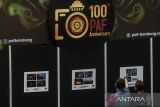 Pengunjung berdiskusi tentang karya fotografi yang dipajang pada Pameran Salon Foto Indonesia (SFI) 2024 Perhimpunan Amatir Foto (PAF) di Cihampelas Walk, Bandung, Jawa Barat, Jumat (12/7/2024). Sebanyak 80 karya fotografi peraih medali (emas, perak, perunggu, honorable mention), dan berbagai kategori penghargaan termasuk Piala Adam Malik serta Piala Gubernur Jawa Barat pada ajang Lomba Salon Foto Indonesia 2024 dipamerkan dalam rangkaian peringatan 100 tahun PAF tersebut. ANTARA FOTO/Novrian Arbi/agr
