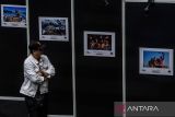 Pengunjung melihat karya fotografi yang dipajang pada Pameran Salon Foto Indonesia (SFI) 2024 Perhimpunan Amatir Foto (PAF) di Cihampelas Walk, Bandung, Jawa Barat, Jumat (12/7/2024). Sebanyak 80 karya fotografi peraih medali (emas, perak, perunggu, honorable mention), dan berbagai kategori penghargaan termasuk Piala Adam Malik serta Piala Gubernur Jawa Barat pada ajang Lomba Salon Foto Indonesia 2024 dipamerkan dalam rangkaian peringatan 100 tahun PAF tersebut. ANTARA FOTO/Novrian Arbi/agr
