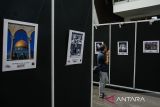 Pengunjung melihat karya fotografi yang dipajang pada Pameran Salon Foto Indonesia (SFI) 2024 Perhimpunan Amatir Foto (PAF) di Cihampelas Walk, Bandung, Jawa Barat, Jumat (12/7/2024). Sebanyak 80 karya fotografi peraih medali (emas, perak, perunggu, honorable mention), dan berbagai kategori penghargaan termasuk Piala Adam Malik serta Piala Gubernur Jawa Barat pada ajang Lomba Salon Foto Indonesia 2024 dipamerkan dalam rangkaian peringatan 100 tahun PAF tersebut. ANTARA FOTO/Novrian Arbi/agr
