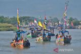 Ribuan warga ikuti tradisi Sedekah Laut di Pantai Tawang Kendal