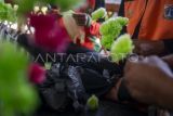 Sejumlah Petugas Unit Penanganan Sampah Badan Air Gambir meyelesaikan pembuatan tanaman hias dari limbah plastik di Gambir, Jakarta, Jumat (12/7/2024). Kreasi pembuatan daur ulang tanaman hias plastik tersebut terbuat dari limbah plastik yang ditemukan di aliran sungai. ANTARA FOTO/Erlangga Bregas Prakoso/foc.