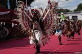 Peserta berkostum ala tradisional amerika saat mengikuti Blitar Ethnic Nation (BEN) Carnival 2024 di Kota Blitar, Jawa Timur, Sabtu (13/7/2024). Karnaval budaya yang menampilkan peragaan busana tradisonal dari 49 daerah di Indonesia dan empat benua di dunia tersebut selain bertujuan untuk mengenalkan budaya derah lain, juga bertujuan untuk menaikkan jumlah kunjungan wisata di Blitar.. ANTARA Jatim/Irfan Anshori/mas.