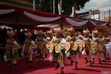 Peserta berkostum ala tradisional bali saat mengikuti Blitar Ethnic Nation (BEN) Carnival 2024 di Kota Blitar, Jawa Timur, Sabtu (13/7/2024). Karnaval budaya yang menampilkan peragaan busana tradisonal dari 49 daerah di Indonesia dan empat benua di dunia tersebut selain bertujuan untuk mengenalkan budaya derah lain, juga bertujuan untuk menaikkan jumlah kunjungan wisata di Blitar.. ANTARA Jatim/Irfan Anshori/mas.