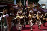 Peserta berkostum ala tradisional Bali saat mengikuti Blitar Ethnic Nation (BEN)  Carnival  2024 di Kota Blitar, Jawa Timur, Sabtu (13/7/2024). Karnaval budaya yang menampilkan peragaan busana tradisonal dari 49 daerah di Indonesia dan empat benua di dunia tersebut selain bertujuan untuk mengenalkan budaya derah lain, juga bertujuan untuk menaikkan jumlah kunjungan wisata di Blitar.. ANTARA Jatim/Irfan Anshori/mas.