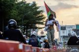 Seniman yang tergabung dalam Bandung Spirit of Palestine menampilkan teatrikal saat aksi solidaritas seni mendukung Palestina di Monumen Solidaritas Asia Afrika, Bandung, Jawa Barat, Minggu (14/7/2024). Aksi dukungan yang ke-101 tersebut dilakukan sebagai bentuk konsistensi dalam seruan dihentikannya kekerasan serta kejahatan kemanusiaan oleh Israel sekaligus mendukung kemerdekaan penuh untuk Palestina. ANTARA FOTO/Novrian Arbi/agr