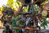 Peserta memperagakan kostum dengan tema warisan budaya pada gelaran Banyuwangi Ethno Carnival (BEC) di Gesibu Blambangan, Banyuwangi, Jawa Timur, Sabtu (13/7/2024). Banyuwangi Ethno Carnival 2024 yang masuk dalam Kharisma Even Nusantara tersebut mengangkat tema Ndaru Deso Revival of Village dengan menampilkan 130 model yang memperagakan kostum bernuansa potensi Desa di Banyuwangi. ANTARA Jatim/Budi Candra Setya/mas.