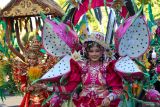 Peserta memperagakan kostum dengan tema Wisata Desa pada gelaran Banyuwangi Ethno Carnival (BEC) di Gesibu Blambangan, Banyuwangi, Jawa Timur, Sabtu (13/7/2024). Banyuwangi Ethno Carnival 2024 yang masuk dalam Kharisma Even Nusantara tersebut mengangkat tema Ndaru Deso Revival of Village dengan menampilkan 130 model yang memperagakan kostum bernuansa potensi Desa di Banyuwangi. ANTARA Jatim/Budi Candra Setya/mas.