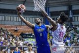 Pebasket Prawira Harum Bandung Antonio K. Hester (kiri) melakukan lay up dibayangi pebasket RANS Simba Bogor Le'Bryan K. Nash (kanan) saat pertandingan Playoff Indonesian Basketball League (IBL) 2024 di GOR C-tra Prawira Arena, Bandung, Jawa Barat, Minggu (14/7/2024). RANS Simba Bogor menang atas Prawira Harum Bandung dengan skor 91-84. ANTARA FOTO/M Agung Rajasa/agr