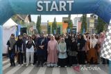 Sejumlah peserta berjalan kaki keliling kota saat mengikuti  Syar'i dan Modist Fun Walk  di  Masjid Raya Baiturrahman Banda Aceh, Aceh, Minggu (14/7/2024). Syar'i dan Modist Fun Walk  yang diikuti sekitar seribuan warga itu, merupakan rangkaian dari kegiatan memeriahkan Festival  Muharram Raya 1446 H yang dipusatkan di Masjid Raya Baiturrahman Banda Aceh. ANTARA FOTO/Ampelsa.