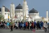 Sejumlah peserta berjalan kaki keliling kota saat mengikuti  Syar'i dan Modist Fun Walk  di  Masjid Raya Baiturrahman Banda Aceh, Aceh, Minggu (14/7/2024). Syar'i dan Modist Fun Walk  yang diikuti sekitar seribuan warga itu, merupakan rangkaian dari kegiatan memeriahkan Festival  Muharram Raya 1446 H yang dipusatkan di Masjid Raya Baiturrahman Banda Aceh. ANTARA FOTO/Ampelsa.