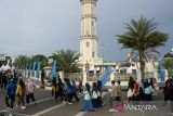 Sejumlah peserta berjalan kaki keliling kota saat mengikuti  Syar'i dan Modist Fun Walk  di  Masjid Raya Baiturrahman Banda Aceh, Aceh, Minggu (14/7/2024). Syar'i dan Modist Fun Walk  yang diikuti sekitar seribuan warga itu, merupakan rangkaian dari kegiatan memeriahkan Festival  Muharram Raya 1446 H yang dipusatkan di Masjid Raya Baiturrahman Banda Aceh. ANTARA FOTO/Ampelsa.