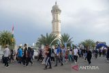 Sejumlah peserta berjalan kaki keliling kota saat mengikuti  Syar'i dan Modist Fun Walk  di  Masjid Raya Baiturrahman Banda Aceh, Aceh, Minggu (14/7/2024). Syar'i dan Modist Fun Walk  yang diikuti sekitar seribuan warga itu, merupakan rangkaian dari kegiatan memeriahkan Festival  Muharram Raya 1446 H yang dipusatkan di Masjid Raya Baiturrahman Banda Aceh. ANTARA FOTO/Ampelsa.