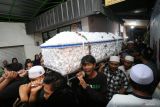 Warga menggotong peti jenazah salah satu korban kecelakaan Boyolali saat tiba di Surabaya, Jawa Timur, Sabtu (13/7/2024). Kecelakaan antara minibus bernopol AG 7710 V yang membawa rombongan guru dari Yayasan Darul Falah, Surabaya dengan truk tronton bernopol H 8593 NG bermuatan batu bata di  Km 498-800, Tol Solo-Ngawi, Boyolali tersebut mengakibatkan enam orang meninggal dunia dan 14 luka-luka. ANTARA Jatim/Moch Asim/um.