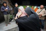 Seorang kerabat menangis saat jenazah korban kecelakaan Boyolali tiba di Surabaya, Jawa Timur, Sabtu (13/7/2024). Kecelakaan antara minibus bernopol AG 7710 V yang membawa rombongan guru dari Yayasan Darul Falah, Surabaya dengan truk tronton bernopol H 8593 NG bermuatan batu bata di  Km 498-800, Tol Solo-Ngawi, Boyolali tersebut mengakibatkan enam orang meninggal dunia dan 14 luka-luka. ANTARA Jatim/Moch Asim/um.