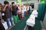 Warga melakukan shalat jenazah korban kecelakaan Boyolali setibanya di Surabaya, Jawa Timur, Sabtu (13/7/2024). Kecelakaan antara minibus bernopol AG 7710 V yang membawa rombongan guru dari Yayasan Darul Falah, Surabaya dengan truk tronton bernopol H 8593 NG bermuatan batu bata di  Km 498-800, Tol Solo-Ngawi, Boyolali tersebut mengakibatkan enam orang meninggal dunia dan 14 luka-luka. ANTARA Jatim/Moch Asim/um.