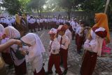 Sejumlah siswa bersalaman dengan guru sebelum memasuki kelas saat hari pertama masuk sekolah di SD Negeri 55, Banda Aceh, Aceh, Senin (15/7/2024). Hari pertama masuk sekolah tahun ajaran 2024/2025 untuk SD, SMP, SMA dan sederajat dimulai secara serentak setelah libur panjang akhir semester bertepatan dengan libur Lebaran Idul Adha 1445 H. ANTARA FOTO/Khalis Surry
