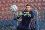 Kiper asing baru Persik Kediri Leonardo Navacchio menangkap bola saat berlatih di Stadion Brawijaya, Kota Kediri, Jawa Timur, Senin (15/7/2024). Manajemen Persik Kediri resmi merekrut kiper asal Brasil tersebut guna memperkuat pertahanan klub pada kompetisi Liga 1 2024/2025. Antara Jatim/Prasetia Fauzani/um