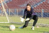 Kiper asing baru Persik Kediri Leonardo Navacchio menangkap bola saat berlatih di Stadion Brawijaya, Kota Kediri, Jawa Timur, Senin (15/7/2024). Manajemen Persik Kediri resmi merekrut kiper asal Brasil tersebut guna memperkuat pertahanan klub pada kompetisi Liga 1 2024/2025. Antara Jatim/Prasetia Fauzani/um