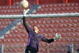 Kiper asing baru Persik Kediri Leonardo Navacchio menangkap bola saat berlatih di Stadion Brawijaya, Kota Kediri, Jawa Timur, Senin (15/7/2024). Manajemen Persik Kediri resmi merekrut kiper asal Brasil tersebut guna memperkuat pertahanan klub pada kompetisi Liga 1 2024/2025. Antara Jatim/Prasetia Fauzani/um