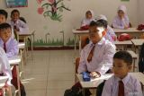 Sejumlah siswa mengikuti aktivitas belajar mengajar saat hari pertama masuk sekolah di SD Negeri 55, Banda Aceh, Aceh, Senin (15/7/2024). Hari pertama masuk sekolah tahun ajaran 2024/2025 untuk SD, SMP, SMA dan sederajat dimulai secara serentak setelah libur panjang akhir semester bertepatan dengan libur Lebaran Idul Adha 1445 H. ANTARA FOTO/Khalis Surry
