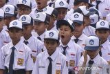 Peserta didik baru mengikuti upacara bendera saat Masa Pengenalan Lingkungan Sekolah (MPLS) di SMP Negeri 1 Ciamis, Kabupaten Ciamis, Jawa Barat, Senin (15/7/2024). Hari pertama masuk sekolah tahun ajaran 2024/2025 dimulai dengan masa pengenalan lingkungan sekolah (MPLS) selama tiga hari untuk mengenalkan tenaga pendidik dan tata tertib kepada siswa baru. ANTARA FOTO/Adeng Bustomi/agr