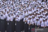 Peserta didik baru memakai tanda pengenal saat Masa Pengenalan Lingkungan Sekolah (MPLS) di SMP Negeri 1 Ciamis, Kabupaten Ciamis, Jawa Barat, Senin (15/7/2024). Hari pertama masuk sekolah tahun ajaran 2024/2025 dimulai dengan masa pengenalan lingkungan sekolah (MPLS) selama tiga hari untuk mengenalkan tenaga pendidik dan tata tertib kepada siswa baru. ANTARA FOTO/Adeng Bustomi/agr