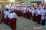 Sejumlah guru bersama murid melakukan yel yel semangat belajar seusai mengikuti upacara bendera pada hari pertama masuk sekolah  di Sekolah Dasar  Negeri Lampage, kabupaten Aceh Besar, Aceh,  Senin (15/7/2024).  Pada hari pertama masuk sekolah, sejumlah murid baru yang diantar oleh orangtuanya ke sekolah itu mengikuti Masa Pengenalan Lingkungan Sekolah (MPLS), edukasi dan sosialiasi. ANTARA FOTO/Ampelsa.