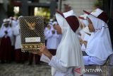 Sejumlah murid mengikuti doa bersama saat berlangsung upacara bendera pada hari pertama masuk sekolah di Sekolah Dasar  Negeri Lampage, kabupaten Aceh Besar, Aceh,  Senin (15/7/2024).  Pada hari pertama masuk sekolah, sejumlah murid baru yang diantar oleh orangtuanya ke sekolah itu mengikuti Masa Pengenalan Lingkungan Sekolah (MPLS), edukasi dan sosialiasi. ANTARA FOTO/Ampelsa.