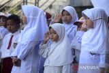 Sejumlah murid mengikuti upacara bendera pada hari pertama masuk sekolah di Sekolah Dasar  Negeri Lampage, kabupaten Aceh Besar, Aceh,  Senin (15/7/2024).  Pada hari pertama masuk sekolah, sejumlah murid baru yang diantar oleh orangtuanya ke sekolah itu mengikuti Masa Pengenalan Lingkungan Sekolah (MPLS), edukasi dan sosialiasi. ANTARA FOTO/Ampelsa.