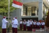 Sejumlah murid mengikuti upacara bendera pada hari pertama masuk sekolah di Sekolah Dasar  Negeri Lampage, kabupaten Aceh Besar, Aceh,  Senin (15/7/2024).  Pada hari pertama masuk sekolah, sejumlah murid baru yang diantar oleh orangtuanya ke sekolah itu mengikuti Masa Pengenalan Lingkungan Sekolah (MPLS), edukasi dan sosialiasi. ANTARA FOTO/Ampelsa.