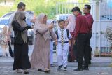 Seorang siswa baru diantarakan oleh orang tuanya saat hari pertama masuk sekolah di SD Al Azhar Banda Aceh, Aceh, Senin (15/7/2024). Hari pertama masuk sekolah tahun ajaran 2024-2025 untuk SD, SMP, SMA dan sederajat dimulai secara serentak di Indonesia, setelah libur panjang akhir semester bertepatan dengan libur Lebaran Idul Adha 1445 H. ANTARA FOTO/Khalis Surry