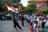 Siswa membawakan tarian selamat datang kepada siswa baru saat Masa Pengenalan Lingkungan Sekolah (MPLS) di SDIT Al Mumtaz, Cinunuk, Kabupaten Bandung, Jawa Barat, Senin (15/7/2024). Hari pertama masuk sekolah tahun ajaran 2024-2025 di Kabupaten Bandung, dimulai dengan MPLS yang bertujuan mengenalkan seluruh komponen sekolah beserta aturan, norma, budaya dan tata tertib kepada siswa baru. ANTARA FOTO/Raisan Al Farisi/agr
