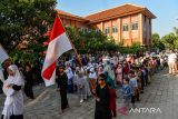 Siswa membawakan tarian selamat datang saat menyambut rekannya yang baru pada Masa Pengenalan Lingkungan Sekolah (MPLS) di SDIT Al Mumtaz, Cinunuk, Kabupaten Bandung, Jawa Barat, Senin (15/7/2024). Hari pertama masuk sekolah tahun ajaran 2024-2025 di Kabupaten Bandung, dimulai dengan MPLS yang bertujuan mengenalkan seluruh komponen sekolah beserta aturan, norma, budaya dan tata tertib kepada siswa baru. ANTARA FOTO/Raisan Al Farisi/agr
