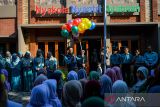 Guru bersiap melepaskan balon sebagai tanda dibukannya Masa Pengenalan Lingkungan Sekolah (MPLS) di SDIT Al Mumtaz, Cinunuk, Kabupaten Bandung, Jawa Barat, Senin (15/7/2024). Hari pertama masuk sekolah tahun ajaran 2024-2025 di Kabupaten Bandung, dimulai dengan MPLS yang bertujuan mengenalkan seluruh komponen sekolah beserta aturan, norma, budaya dan tata tertib kepada siswa baru. ANTARA FOTO/Raisan Al Farisi/agr
