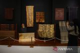 Pengunjung menyaksikan berbagai jenis kain tenun songket tradisional dari sejumlah provinsi di Indonesia saat berlangsung pameran Wastra  Nusantara di Museum Aceh, Banda Aceh, Senin (15/7/2024). Pameran Wastra Nusantara yang berlangsung hingga Desember 2024 di Museum Aceh itu menampilkan sebanyak 58 jenis kain tenun songket  dari beberapa daerah yang menggunakan bahan  benang sutera, benang emas, kapas atau katun itu bertujuan melestarikan nilai budaya, memajukan industri tekstil dan  industri fhashion nasional. ANTARA FOTO/Ampelsa.