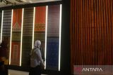 Pengunjung menyaksikan berbagai jenis kain tenun songket tradisional dari sejumlah provinsi di Indonesia saat berlangsung pameran Wastra  Nusantara di Museum Aceh, Banda Aceh, Senin (15/7/2024). Pameran Wastra Nusantara yang berlangsung hingga Desember 2024 di Museum Aceh itu menampilkan sebanyak 58 jenis kain tenun songket  dari beberapa daerah yang menggunakan bahan  benang sutera, benang emas, kapas atau katun itu bertujuan melestarikan nilai budaya, memajukan industri tekstil dan  industri fhashion nasional. ANTARA FOTO/Ampelsa.