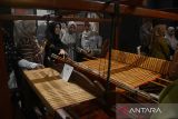 Pengunjung menyaksikan peralatan tradisional  tenun kain  songket saat berlangsung pameran Wastra  Nusantara di Museum Aceh, Banda Aceh, Senin (15/7/2024).  Pameran Wastra Nusantara yang berlangsung hingga Desember 2024 di Museum Aceh itu menampilkan sebanyak 58 jenis kain tenun songket  dari beberapa daerah yang menggunakan bahan  benang sutera, benang emas, kapas atau katun itu bertujuan melestarikan nilai budaya, memajukan industri tekstil dan  industri fhashion nasional. ANTARA FOTO/Ampelsa.