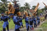 Ketua Bawaslu Kabupaten Tasikmalaya Dodi Juanda (kiri) menaiki kesenian singa depok saat sosialisasi pengawasan partisifatif Pilkada Serentak di Babancong Majakerti, Desa Margaluyu, Kabupaten Tasikmalaya, Jawa Barat, Senin (15/7/2024). Bawaslu Kabupaten Tasikmalaya meluncurkan Kampung Pengawasan agar masyarakat terlibat langsung dalam pengawasan partisipatif pada tahapan pilkada serentak 2024. ANTARA FOTO/Adeng Bustomi/agr
