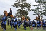 Ketua Bawaslu Kabupaten Tasikmalaya Dodi Juanda (kiri) menaiki kesenian singa depok saat sosialisasi pengawasan partisifatif Pilkada Serentak di Babancong Majakerti, Desa Margaluyu, Kabupaten Tasikmalaya, Jawa Barat, Senin (15/7/2024). Bawaslu Kabupaten Tasikmalaya meluncurkan Kampung Pengawasan agar masyarakat terlibat langsung dalam pengawasan partisipatif pada tahapan pilkada serentak 2024. ANTARA FOTO/Adeng Bustomi/agr
