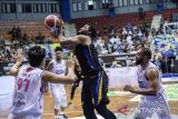 Pebasket Prawira Harum Bandung Antonio K. Hester (tengah) berusaha melakukan lay up dibayangi pebasket RANS Simba Bogor Kenneth D. Funderburk Jr (kanan) dan Agus Salim (kiri) saat pertandingan ketiga Playoff Indonesian Basketball League (IBL) 2024 di GOR C-tra Prawira Arena, Bandung, Jawa Barat, Senin (15/7/2024). Prawira Harum Bandung berhasil melaju ke semifinal setelah mengalahkan RANS Simba Bogor dengan skor 100 - 74. ANTARA FOTO/M Agung Rajasa/agr