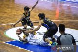 Pebasket Prawira Harum Bandung M Fhirdan Guntara (kedua kanan) dan Yudha Saputera (kiri) berusaha merebut bola dari pebasket RANS Simba Bogor Le'Bryan K. Nash (kedua kiri) saat pertandingan ketiga Playoff Indonesian Basketball League (IBL) 2024 di GOR C-tra Prawira Arena, Bandung, Jawa Barat, Senin (15/7/2024). Prawira Harum Bandung berhasil melaju ke semifinal setelah mengalahkan RANS Simba Bogor dengan skor 100 - 74. ANTARA FOTO/M Agung Rajasa/agr