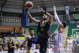 Pebasket Prawira Harum Bandung Brandone Francis (kedua kanan) berusaha melakukan lay up dibayangi pebasket RANS Simba Bogor David L Nuban (kanan) saat pertandingan ketiga Playoff Indonesian Basketball League (IBL) 2024 di GOR C-tra Prawira Arena, Bandung, Jawa Barat, Senin (15/7/2024). Prawira Harum Bandung berhasil melaju ke semifinal setelah mengalahkan RANS Simba Bogor dengan skor 100 - 74. ANTARA FOTO/M Agung Rajasa/agr