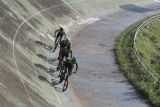 Pebalap mengayuh sepeda saat mengikuti latihan ketahanan atau endurance dalam Pemusatan Latihan Daerah (Puslatda) BMX PON Jawa Timur di sirkuit velodrome, Malang, Jawa Timur, Senin (15/7/2024). Puslatda tersebut diadakan untuk mengasah ketahanan fisik, teknik dan skill pebalap sepeda BMX Jawa Timur agar siap berlaga dalam PON Aceh-Sumut pada tanggal 8-20 September 2024. ANTARA Jatim/Ari Bowo Sucipto/mas.