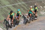 Pebalap mengayuh sepeda saat mengikuti latihan ketahanan atau endurance dalam Pemusatan Latihan Daerah (Puslatda) BMX PON Jawa Timur di sirkuit velodrome, Malang, Jawa Timur, Senin (15/7/2024). Puslatda tersebut diadakan untuk mengasah ketahanan fisik, teknik dan skill pebalap sepeda BMX Jawa Timur agar siap berlaga dalam PON Aceh-Sumut pada tanggal 8-20 September 2024. ANTARA Jatim/Ari Bowo Sucipto/mas.