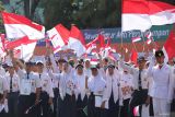 Sejumlah pelajar membawa bendera Merah Putih dan poster anti perundungan saat pembukaan pelaksanaan Masa Pengenalan Lingkungan Sekolah (MPLS) di SMK Negeri 5, Surabaya, Jawa Timur, Senin (15/7/2024). Pembukaan MPLS tersebut tercatat dalam Museum Rekor Dunia Indonesia (MURI) dengan tiga kategori sekaligus yaitu, Deklarasi Anti Perundungan secara serentak oleh siswa baru SMA, SMK dan SLB terbanyak, Pembuatan Poster Anti Perundungan oleh siswa baru SMA, SMK dan SLB terbanyak serta Pembagian Seragam Sekolah secara serentak kepada siswa baru SMA, SMK dan SLB dari keluarga tidak mampu terbanyak. ANTARA Jatim/Moch Asim/um.