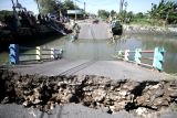 Warga melihat kondisi jembatan ambruk di Desa Kedungpeluk, Candi, Sidoarjo, Jawa Timur, Selasa (16/7/2024). Jembatan yang dibangun sekitar Tahun 1980 tersebut merupakan akses jalan utama menuju kawasan Kota Sidoarjo. Antara Jatim/Umarul Faruq/mas