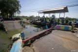 Warga melihat kondisi jembatan ambruk di Desa Kedungpeluk, Candi, Sidoarjo, Jawa Timur, Selasa (16/7/2024). Jembatan yang dibangun sekitar Tahun 1980 tersebut merupakan akses jalan utama menuju kawasan Kota Sidoarjo. Antara Jatim/Umarul Faruq/mas